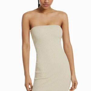 Klänning - Säljer denna helt nya oanvända bandå klänning från bershka i storlek 36, färgen beige🫶💋