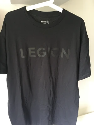 Svart Legion t-shirt  - Oversize t-shirt.  100% bomull men med en stretchig känsla. Nyskick, aldrig använd. 