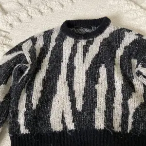Zebra randig tröja.Använder några gånger.köpt på Vero Moda och storlek xs