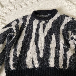  Tjock tröja  - Zebra randig tröja.Använder några gånger.köpt på Vero Moda och storlek xs