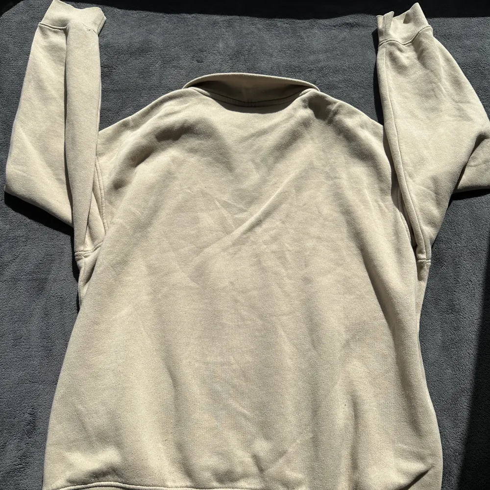 Beige halv zip hoodie köpt på hm förra året. Säljer pga växt ur den. Fint skick.. Hoodies.