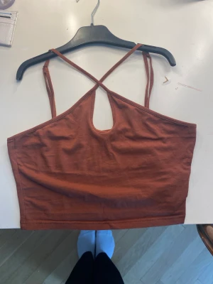 Topp - Säljer denna toppen från shein. Det är inget fel på den men den är för liten för mig. Den är i bra skick och fin passform