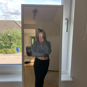 Lowaist kjol - Svart lowwaist Långkjol med slits i bak från Nelly! Älskar den men har två så därav säljer jag denna 🤍