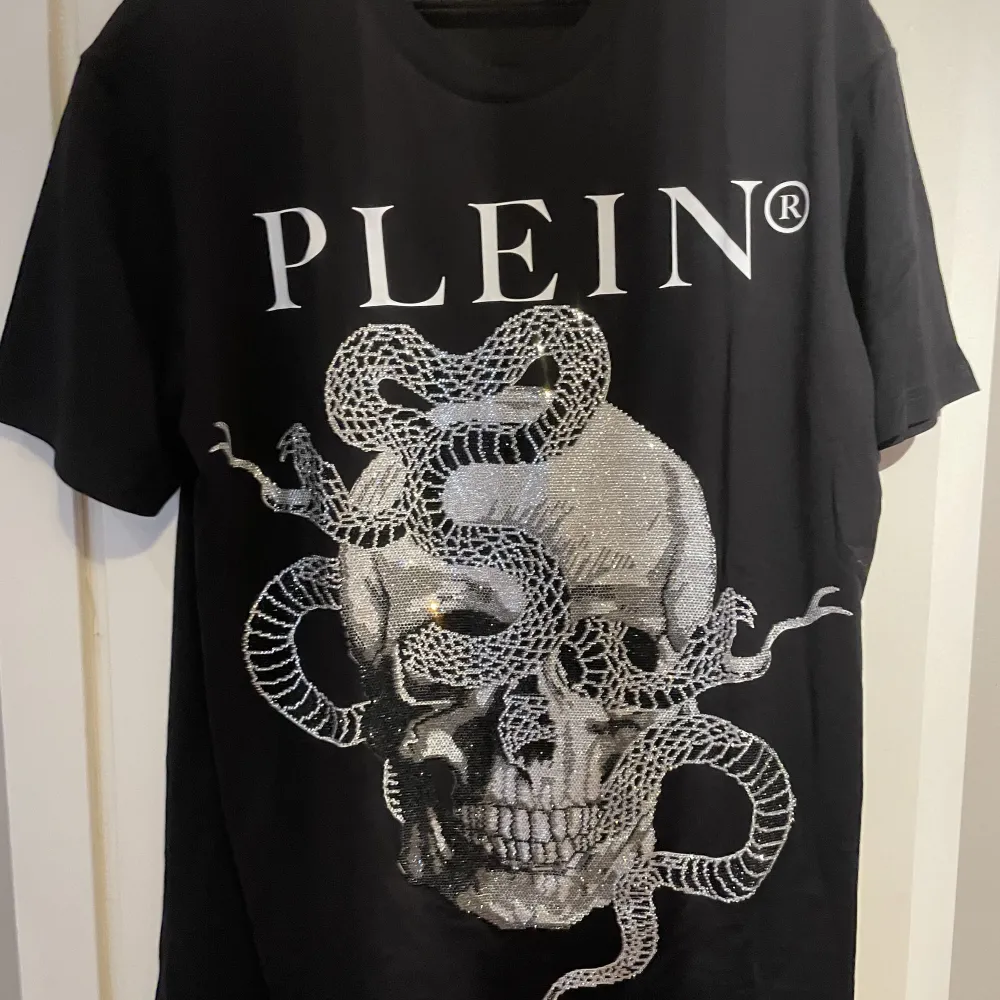 Philipp Plein Oanvänd, säljes pga felköp  Storlek L . T-shirts.