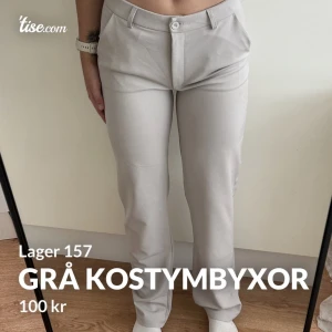 Grå kostymbyxor  - Lågmidjade grå kostymbyxor. Mjukt och stretchigt material. Använda en gång
