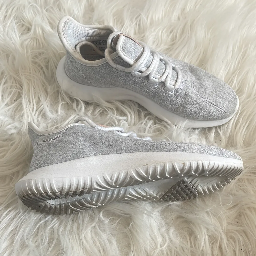 Adidas tubular nästintill oanvända. I bra skick . Skor.