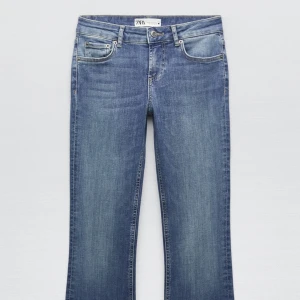 Populära zara jeans! - Säljer dom här populära slutsålda jeansen från zara! Låg midjade bootcut. Skriv om ni vill ha fler bilder ❤️aldrig använda!!