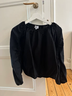 Blus - Så fin blus från & Other Stories, kommer dessvärre inte till användning. Använd ett fåtal gånger.