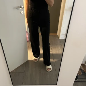 Kostymbyxor  - Svart kostymbyxor från NA-KD stl s. 