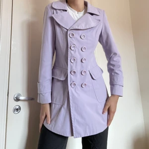 Lila kappa  - Supersöt ljuslila kappa från Chic & Jeune som passar storlek S. Sitter så fint! 🤭 Obs den har lite fläckar (som knappt syns) här och var från vardaglig användning men annars fint skick 💜 