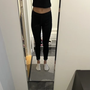 Leggings  - Mörkblå leggings från Gina Tricot i strl S. Använda några gånger. 