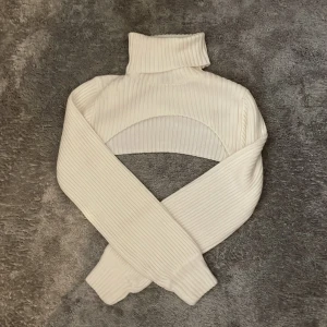 Divided H&M tropp - Säljer denna toppen då den inte kommer till användning. Använd endast en gång. Har inga defekter eller slitage. Är i väldigt bra skick!