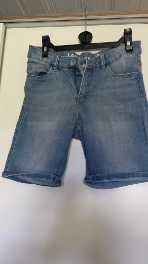 Jeans  - Jeans shorts storlek 164   Finns hund och katt i hemmet och kan förekomma hår på plagget🥰  75kr+ ev frakt eller bud med rätt att neka