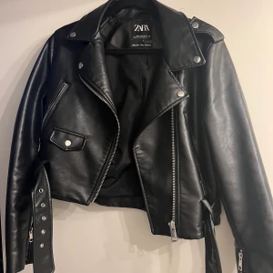 Skinnjacka Zara  - Skinnjacka från Zara storlek M