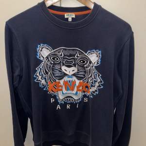 Säljer en Kenzo Sweatshirt som knappt är använd, Storlek XS, köpt på NK