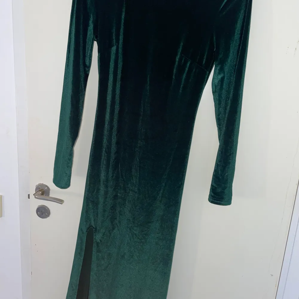 En lång mörkgrön festklänning den är använd bara en gång , . Klänningar.