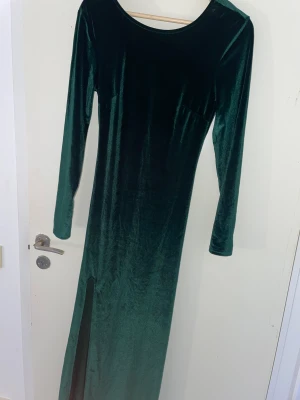 Mörkgrön festklänning  - En lång mörkgrön festklänning den är använd bara en gång , 