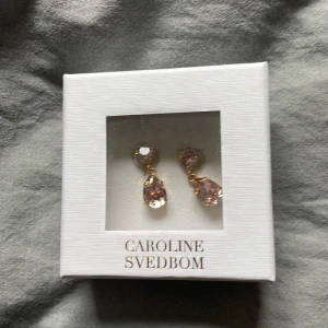Caroline svedblom - Helt oanvända Caroline svedblom örhängen. 400kr 
