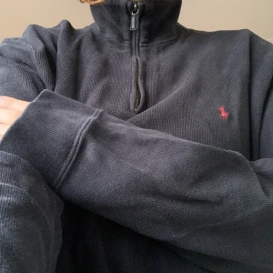 Polo Ralph Lauren - Svart polo kofta. 