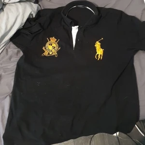 Svart o Guldig Ralph Lauren M/L - Ärvd använd ca 10 gånger