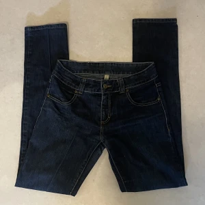 Mörkblå jeans  - Otroligt fina jeans från Vera Moda, säljs pga att de är för små, modellen skulle jag säga är rätt lågmidjad med lite bootcut nertill, har du mer frågor kontakta mig privat! (Kommer inte kunna skicka bild på eftersom de är för små) 
