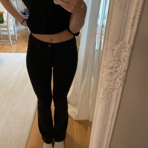 Svarta bootcut jeans - Svarta jeans från NLY JEANS med lätt bootcut. Använda fåtal gånger. Strechigt material, supersköna 