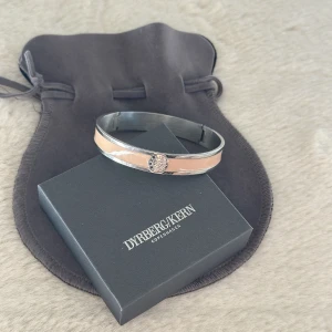 Armband  - Jättefint armband från Dyrbergkern, aldrig andvänt. 6 cm brett och 5 cm högt. Pris kan diskuteras.