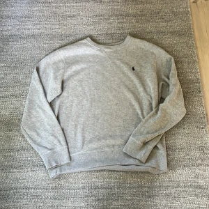 Ralph lauren tröja  - Tja Säljer denna tvär feta Ralph lauren tröja som är i riktigt bra skick skulle säga 9,5/10. Kom privat för fler bilder eller frågor. MVH Simon 