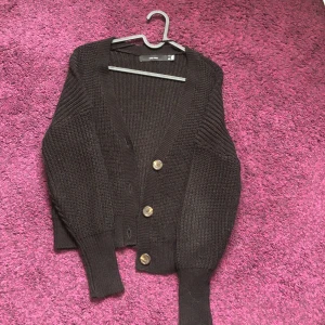 Svart kofta - Svart, stickad kofta med knappar framtill från vero Moda!  Supersöt och skön. Har tyvärr en liten skråma på armen, dm för fler bilder 💞🫶säljer pga kommer aldrig till användning 💞