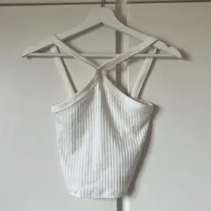 ett vitt ribbstickat linne från Gina tricot i storlek xxs (känns som xs)