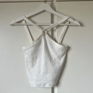 linne  - ett vitt ribbstickat linne från Gina tricot i storlek xxs (känns som xs)