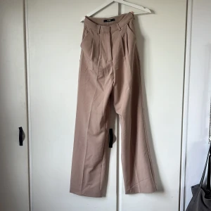 beigea kostymbyxor  - beigea kostymbyxor från bikbok, Lite vida nedtill men supersköna  säljer för 200 har kostat 499!!