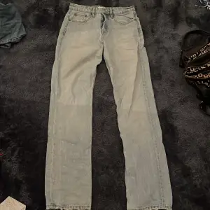 Säljer dessa slutsålda trendiga jeans från zara!! 
