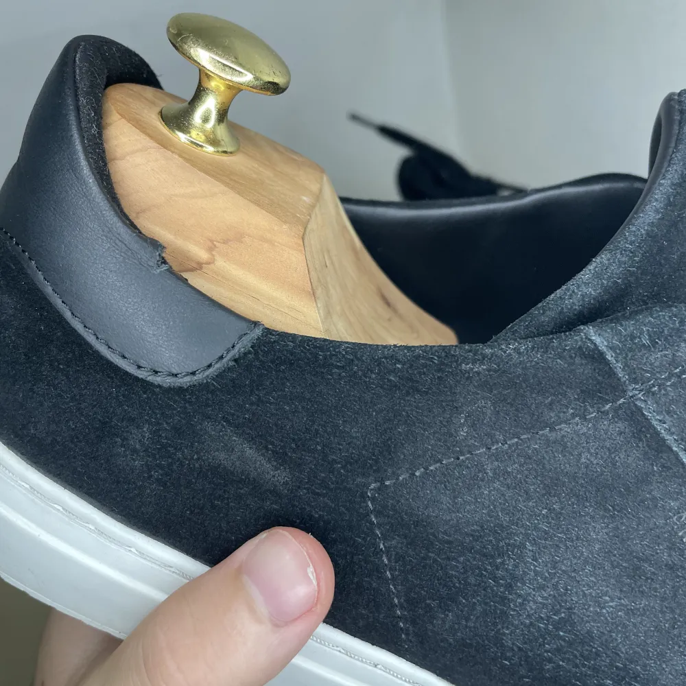 Säljer dessa stilrena arigatos då dom inte används längre.  Skorna är använda men har mycket kvar att ge. Se bildern för att se skadorna på skorna.  Strl: 43. Skor.