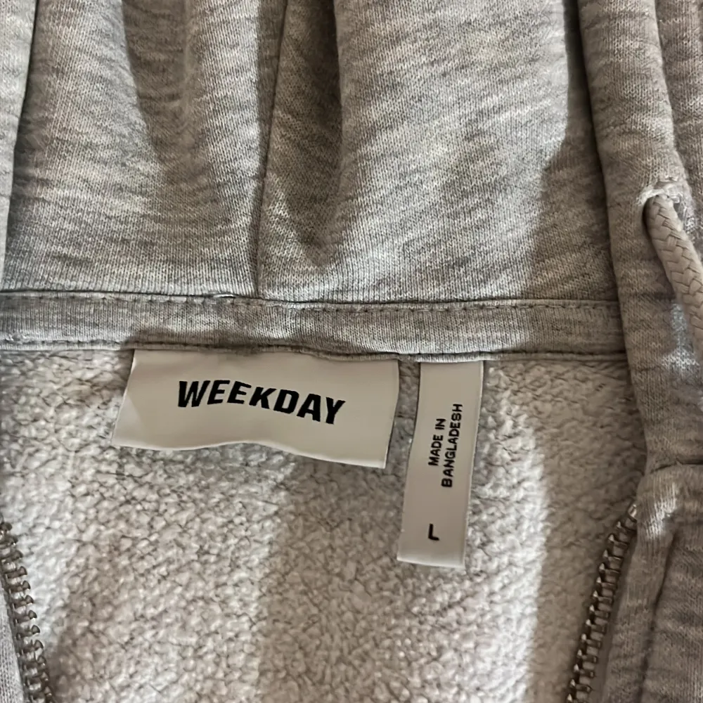 Jag säljer denna gråa weekday zip/zipup tröjan för att den är lite för stor för mig. Den är 9/10 i skick! (Storlek L). Hoodies.