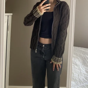 Tröja🍁 - En fin stickad brun tröja med dragkedja i storlek m men passar också s/sx. Perfekt nu till hösten🍁🍁