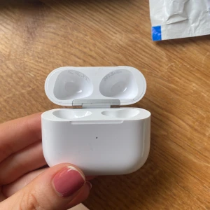 Airpods gen 3 skal  - Säljer detta airpods generation 3 skal pga att själva airpodsen är förstörda och då behöver jag inte fodralet. Köpte det den 11/7 2023. Skriv för frågor :) 