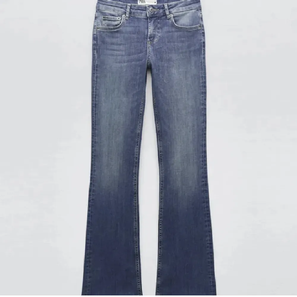 Nyskick, flare lågmidjade jeans trendiga. Precis som på bild inget fel klicka gärna köp nu. Jeans & Byxor.