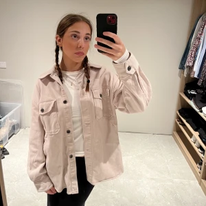 Jeans jacka  - Super söt ljusrosa jeansjacka från H&M ☺️använd fåtal gånger! Jag är 170cm och väger 68kg! Hör av dig vid frågor eller intresse 😆