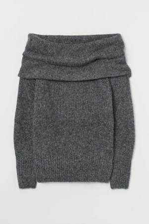 Off shoulder tröja - En Tatianas off shoulder tröja från HM. Har själv köpt den på plick i nyskick men den var tyvärr lite för stor! 