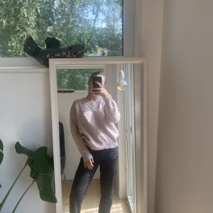Tröja - En perfekt tröja till hösten i en rosa fin färg💗💗 Storleken på tröjan är L men den passar mig perfekt som har S!