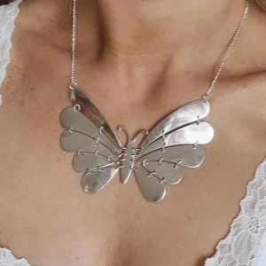 Vintage y2k halsband fjäril  - Unikt vintage halsband med stor fjäril. Finns tecken på slitage/användning 