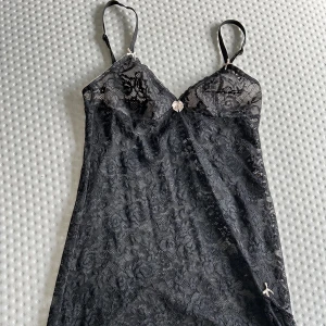 Nattlinne spets - Jättefint nattlinne som är väldigt sparsamt använt. Köpt i London. 