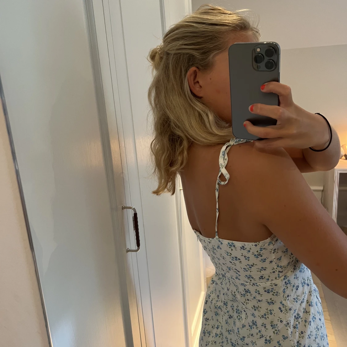 Blommig klänning med spets - 91