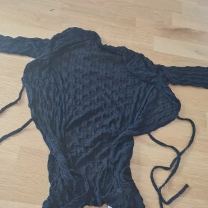 Svart tun kofta - Den är väldigt tun håller inte så mycket värme