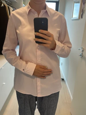 Tommy Hilfiger skjorta 14 - In a great condition, beautiful business shirt, UK size 14, EU size 42.