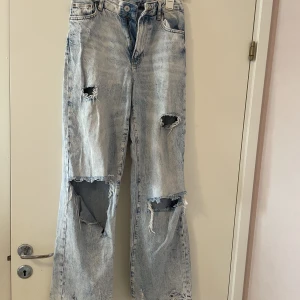Ljusblå jeans  - Ljusblå jeans med hål i från bershka 