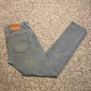 Ett par stilrena Levis 512 jeans i färgen ljus blå, skick 9/10