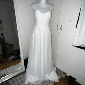 Brudklänning - Aldrig använd, morsan ställde in bröllopet 