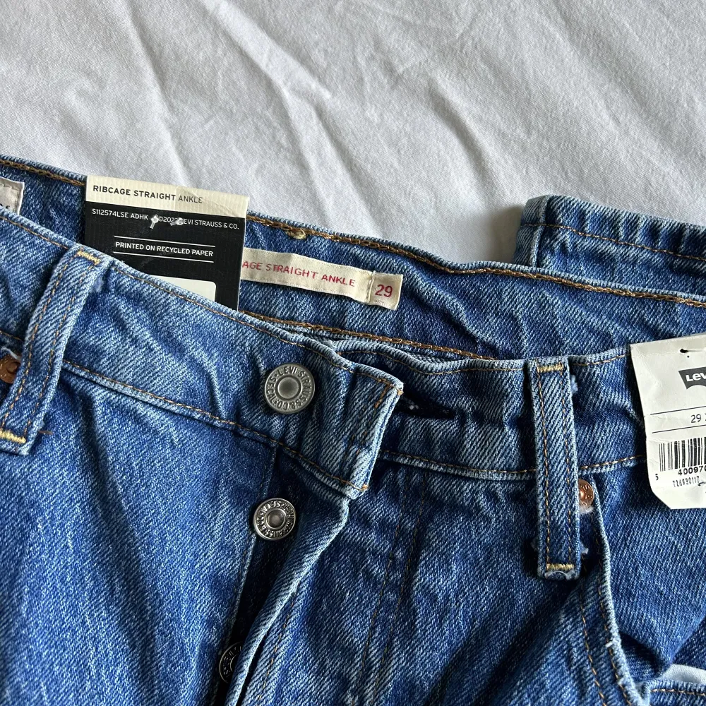 Levis Ribcage jeans straight leg i storlek 29x29, stretch 1%. Endast testade. . Jeans & Byxor.